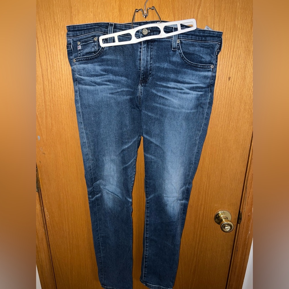 Blue denim jeans. AG DENIM. 33 R